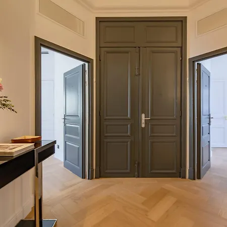 La Guitare 24 - In Center Of Cannes, Just Behind Grand *