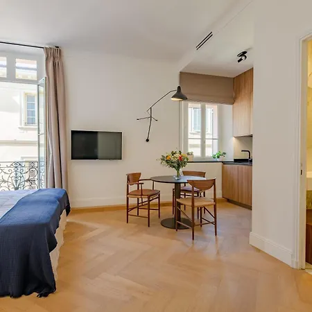 La Guitare 24 - In Center Of Cannes, Just Behind Grand *